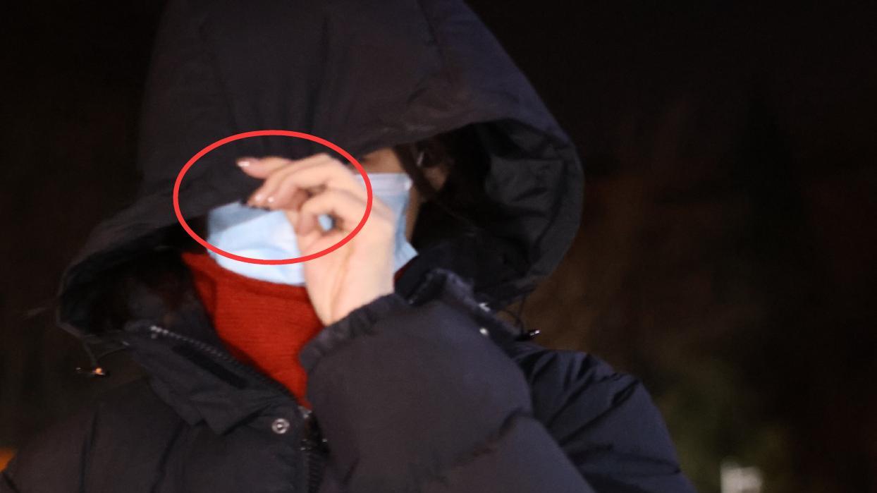 王菲现身央视春晚彩排，包裹严实涂抹指甲油，羽绒服太抢镜