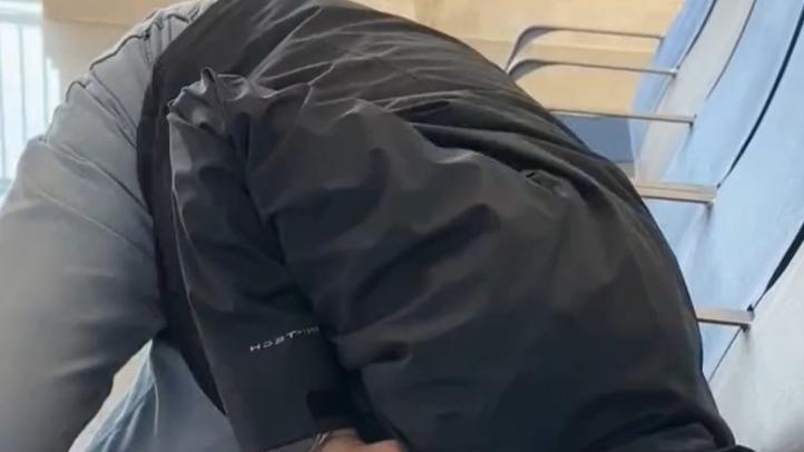 趣聊新鲜事：高速路上钓鱼，卧龙凤雏接连头卡座椅里！