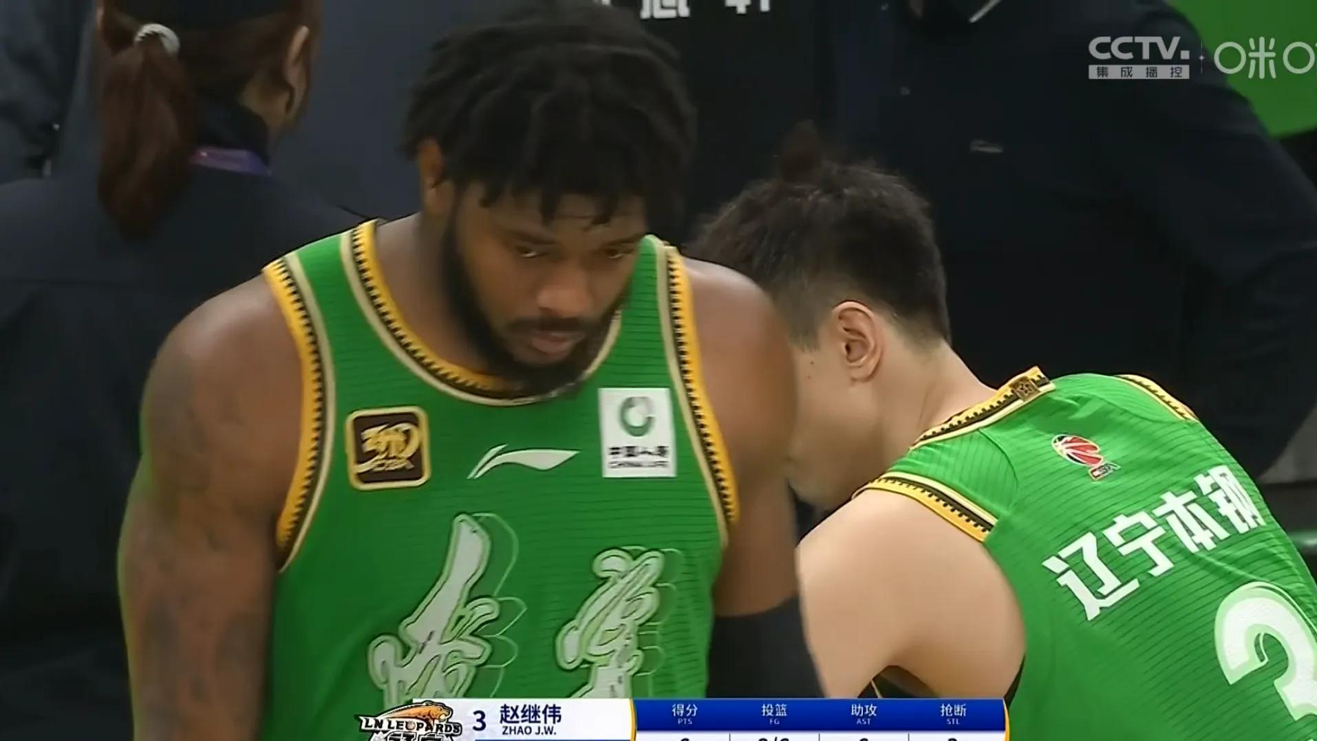 辽宁2-0领先新疆，但弗格低迷等4个坏消息需警惕！同时，奥利弗被激活等2个好消息带来希望。