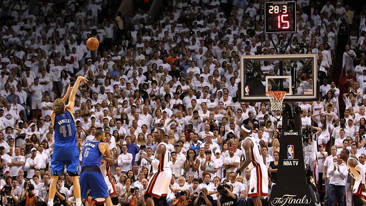 11年诺维斯基有多强？季后赛击败科比、詹姆斯，总决赛带病夺冠！