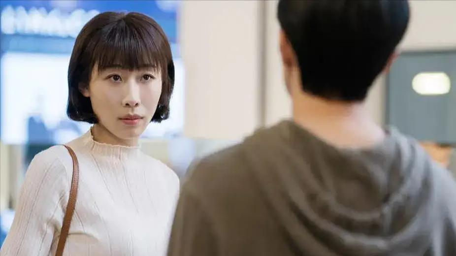 任素汐，第一次站上话剧舞台就爆发出惊人的感染力，她改编的契诃夫独白让在场教授红了眼眶