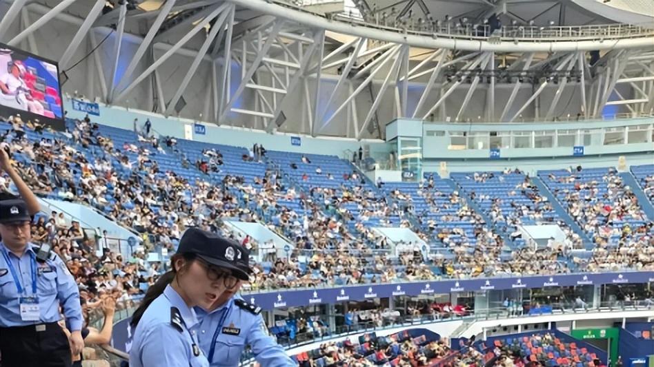 女子大闹网球赛后续：一家三口正脸曝光，其老公身份被扒是个高管
