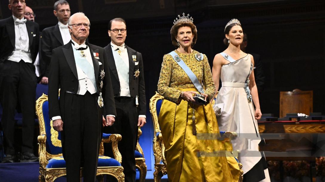 瑞典王后出席诺贝尔颁奖礼！精致盘发固定皇冠，彰显王室贵族气质