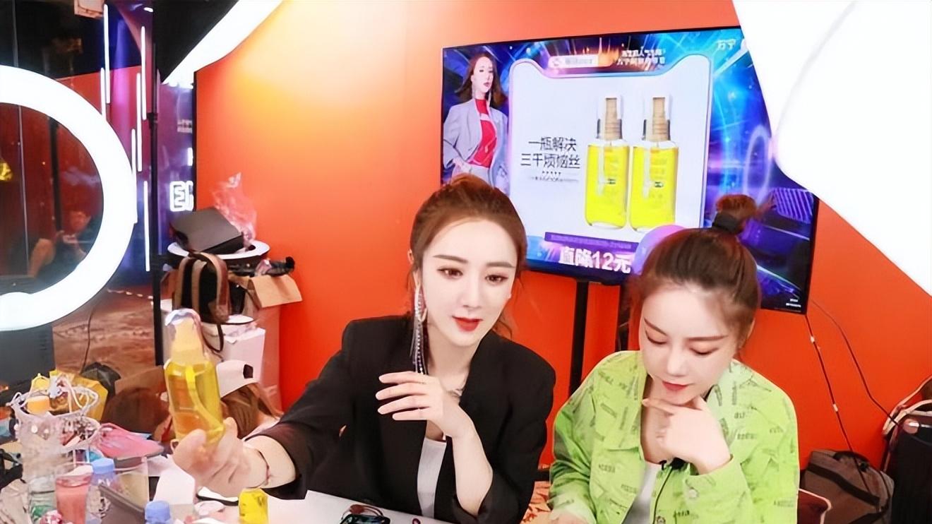 薇娅“消失”两年，公司年会尽情热舞，离开直播她盯上更赚钱赛道