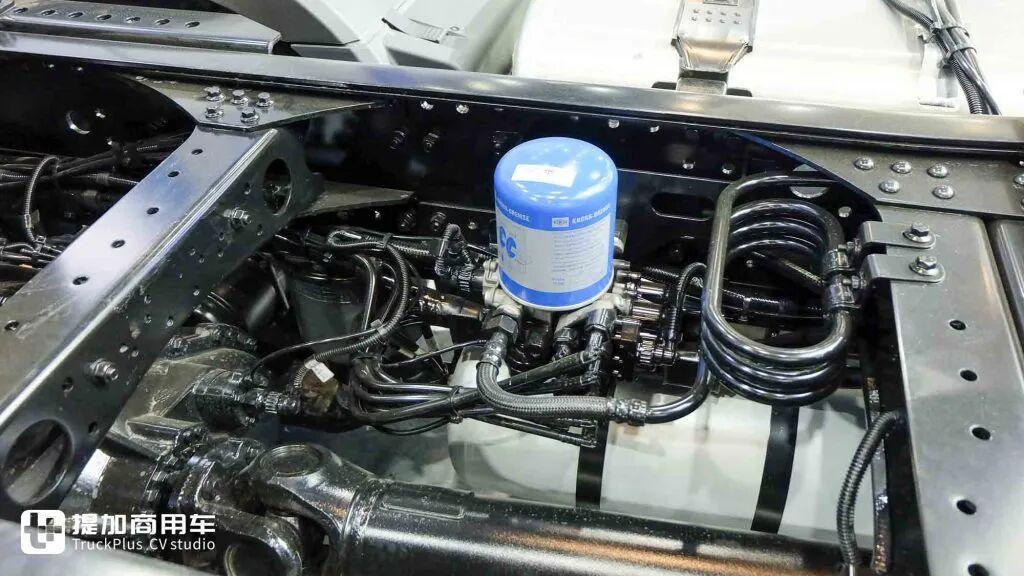 总重高达120吨！为公路列车而生，解放最新发布的出口版CORTRON CH牵引车实拍