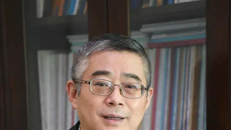 70岁教授家庭惊变：儿女双双“告急”，爱情亲情究竟该如何选择