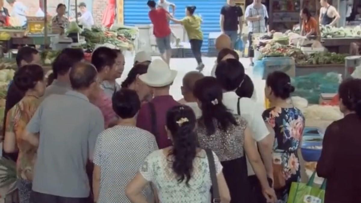 父母带孩子去商场吃饭，30岁陌生女人一把抱住：这是我儿子！