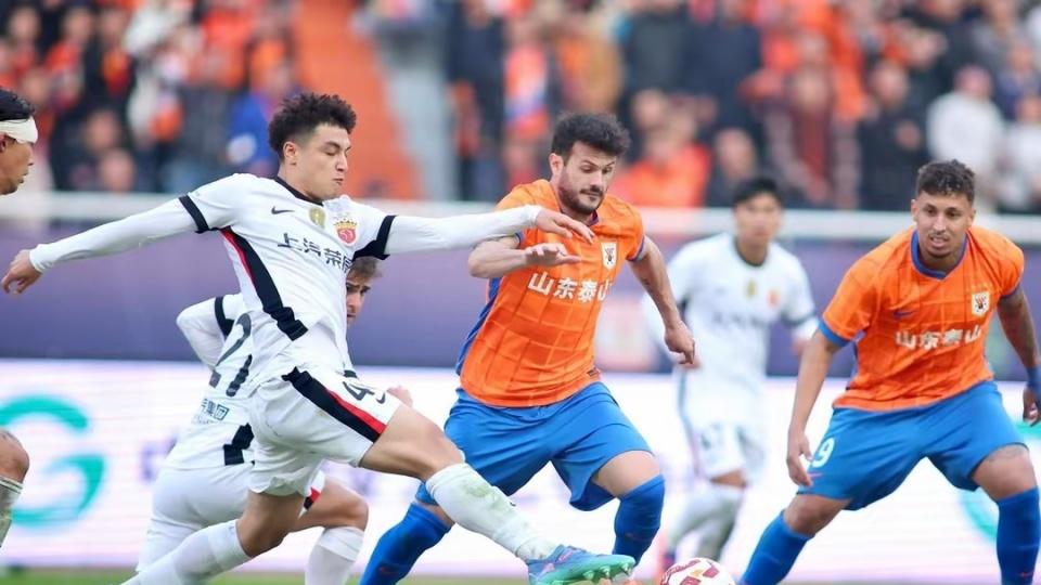 可笑，海港球迷竟认为被裁判针对，称泰山队在裁判保驾护航下拿到胜利，海港球迷是最没资格这样说的了