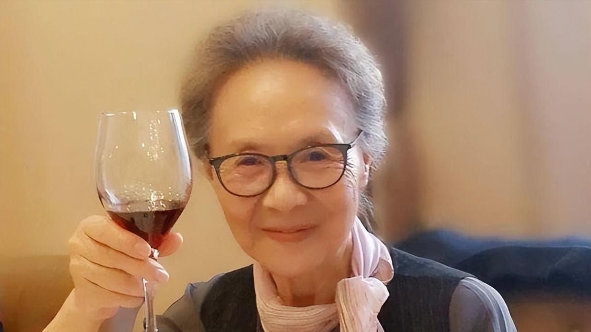 德艺双馨的老戏骨吴彦姝，买不起房租房住，84岁不休息仍在演戏