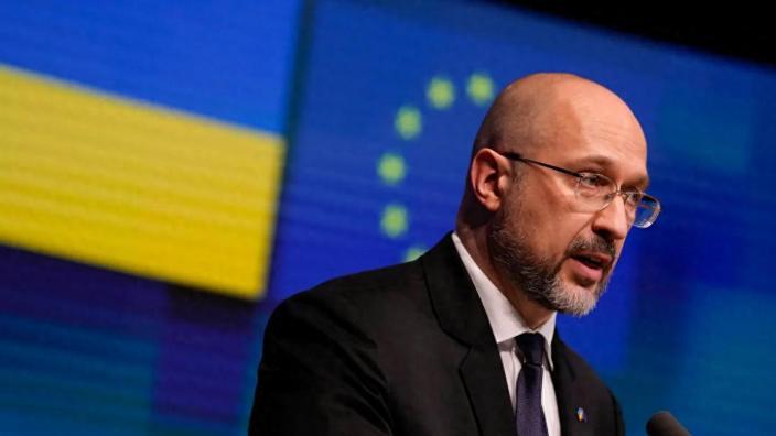 扛不住特朗普施压，泽连斯基只能低头，强忍着怒火向美国抛橄榄枝