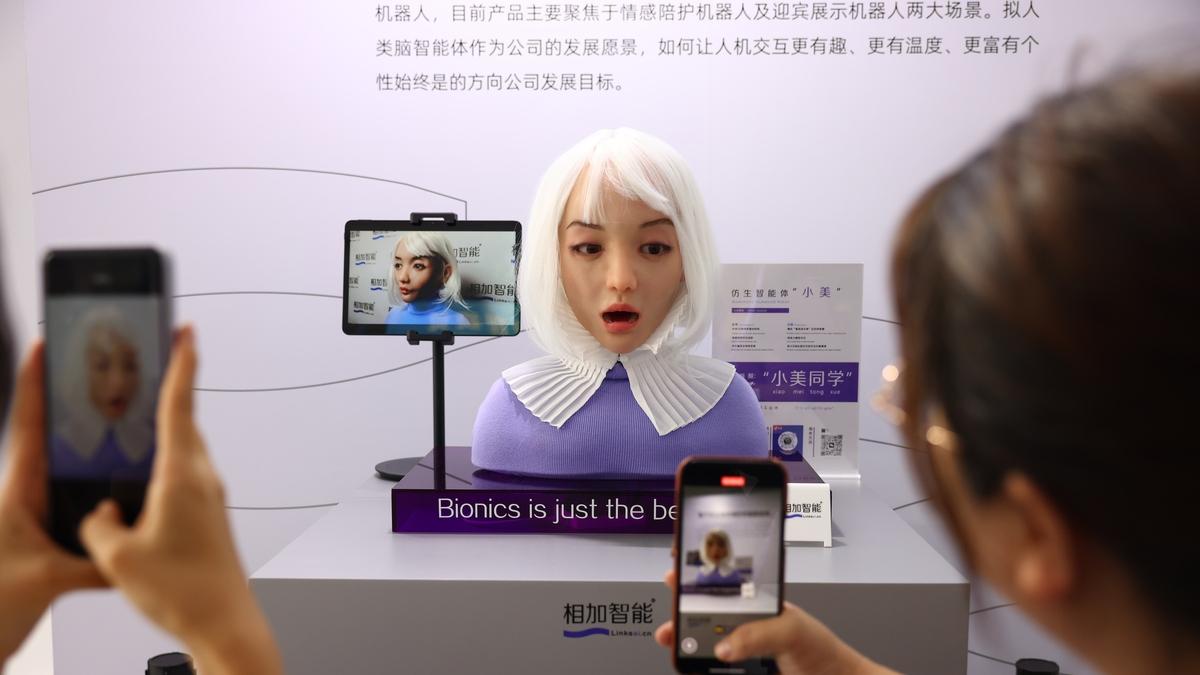 AI主播来势汹汹，传统主持人会被完全取代吗？——从行业变革看主持人的生存之道