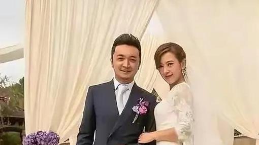 王冠夫妇甜蜜亮相! 首次公开合影，早前已透露与小尼的深厚情谊