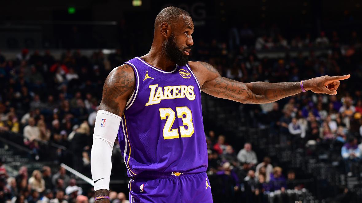 太硬了！41岁勒布朗被撞膝盖毫发无损：轰28+10+7还献隔人暴扣