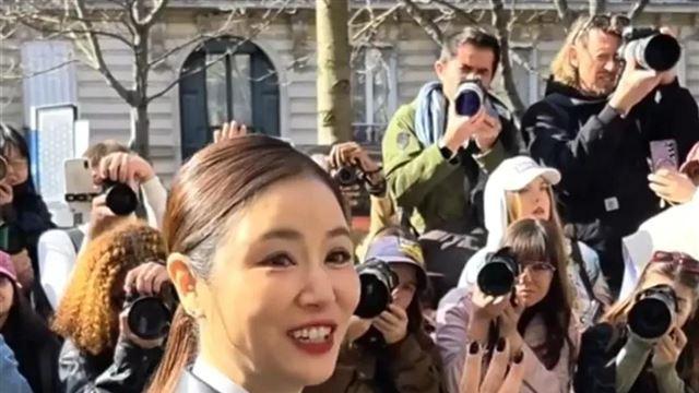 林心如现身法国巴黎纪梵希总部，49岁的她颜值依旧很出众