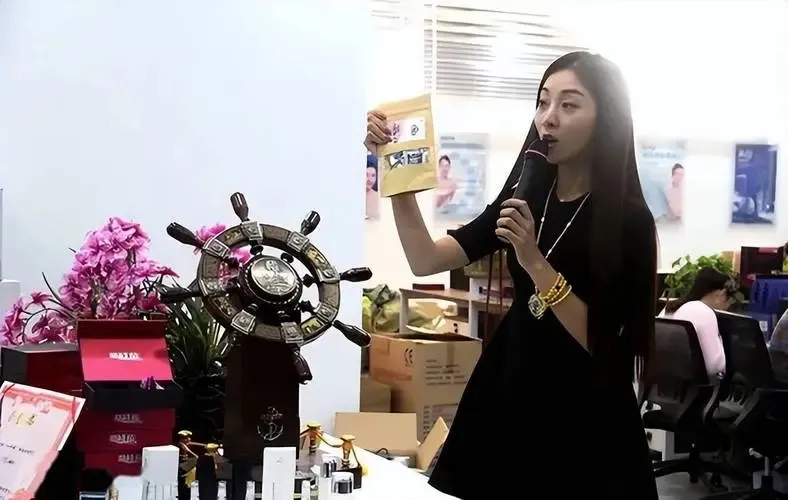 山东一美女，花了50万买下英国“优质男”精子，生下3胞胎，如今已经成为人生大赢家