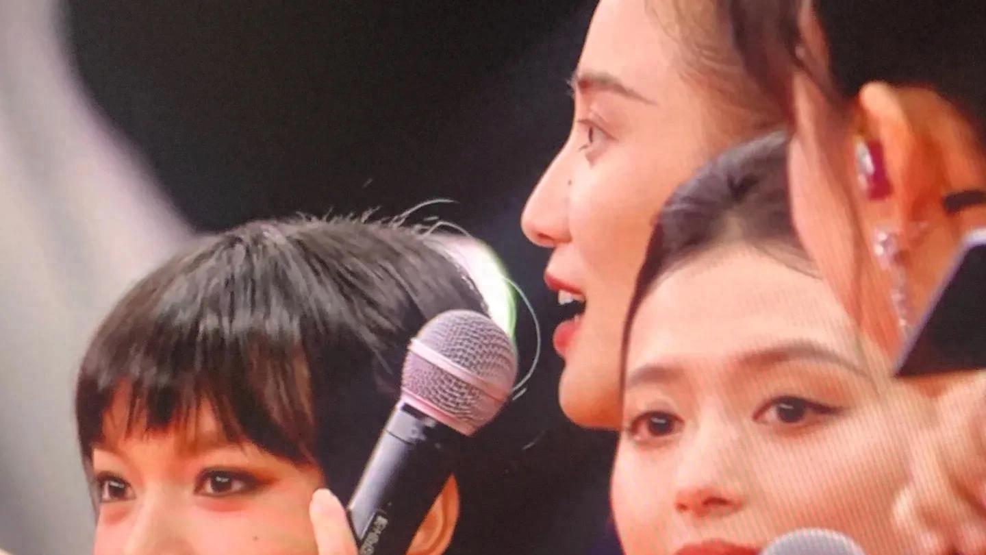 《山花烂漫时》红毯之夜：宋佳与她的“女儿们”——一场视觉与情感的盛宴