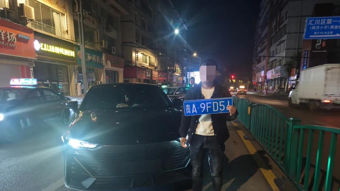 有车牌放在后备箱不挂？汇川交警曝光未悬挂机动车号牌车辆