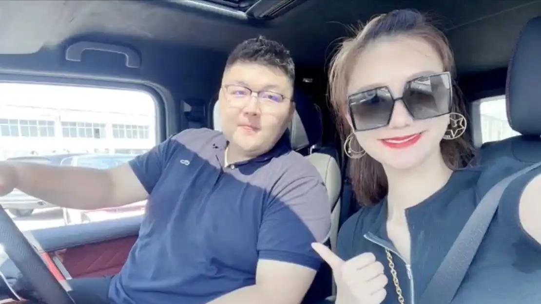 何钰欣终于同意和猴哥离婚，演了一年到手一套房，好戏还在后头呢