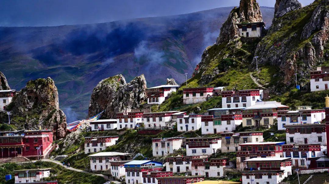 西藏4800米高山上，藏着6座悬空山峰，建有3000年寺庙