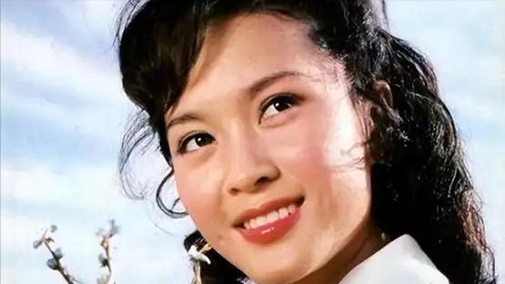 恋爱脑下场是真惨！从春晚主持人到养不起孩子的妇女，她咎由自取