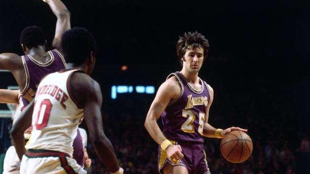 盘点湖人队史50分先生！詹眉入列，里夫斯先77上榜，科比一枝独秀