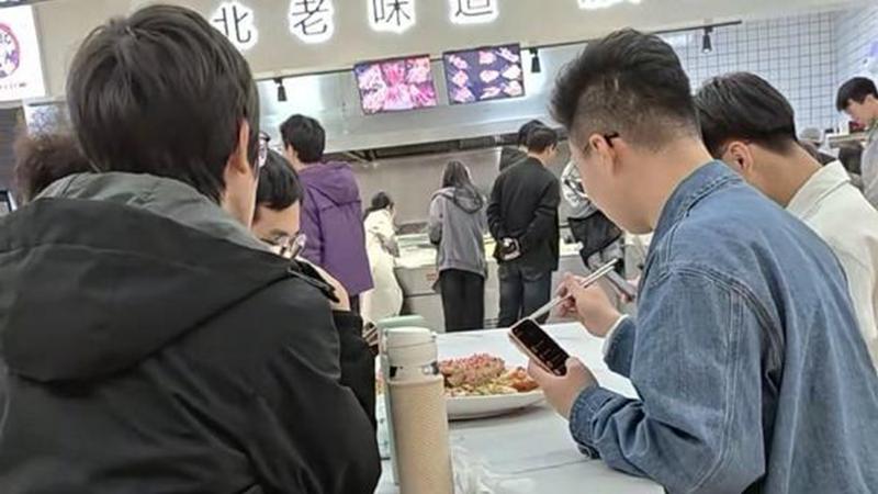 大学生吃帝王蟹，有啥毛病？