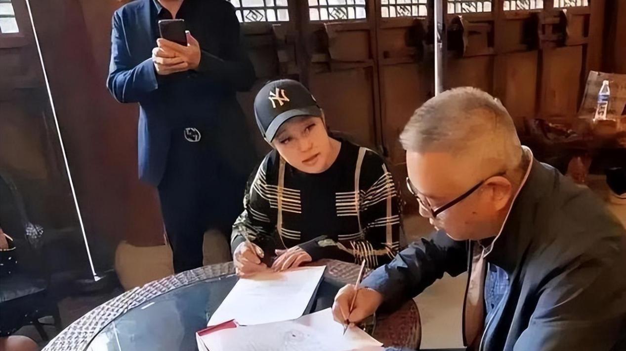 刘晓庆回老家选墓地，摘了假发大变样，一身老人打扮！