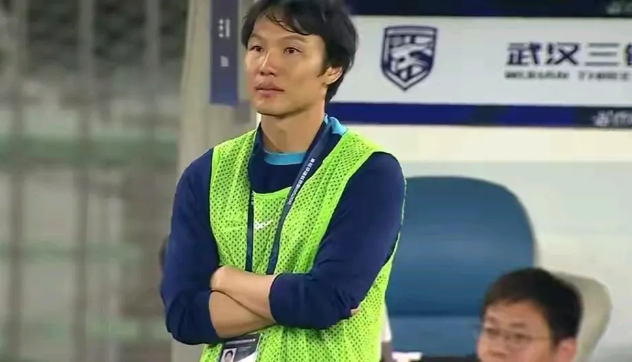 三镇球迷喊“投降于根伟”；名记：三镇球员赛后该把邓卓翔抛起来