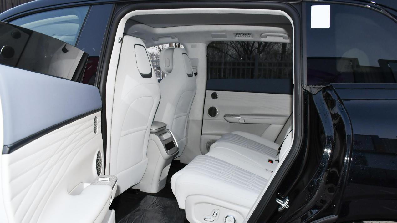 这款中大型SUV，轴距3000mm，配激光雷达+空气悬架，续航1500km