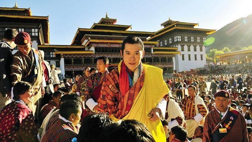 不丹王妃：身穿粉色裙子现身，颜值超高，丈夫不爱她，儿子爱她