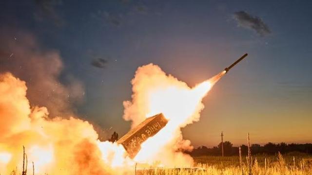 俄海陆空一夜轰炸基辅陷入火海：摧毁西方导弹工厂，炸死外国专家