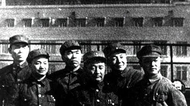 他是50军第一任政委，46岁授开国少将，63岁被开除军籍后过得怎样
