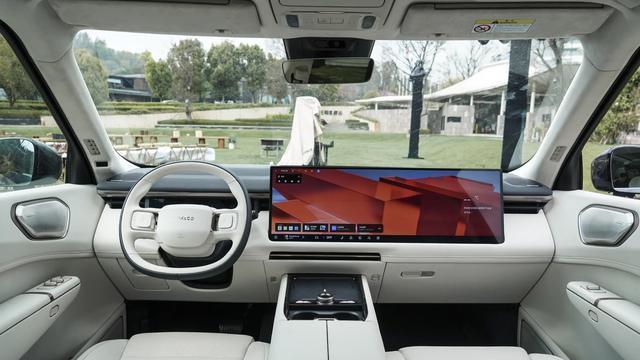 领克品牌全新旗舰SUV亮相，领克900今日开启预售，大空间设计满足家庭出行需求