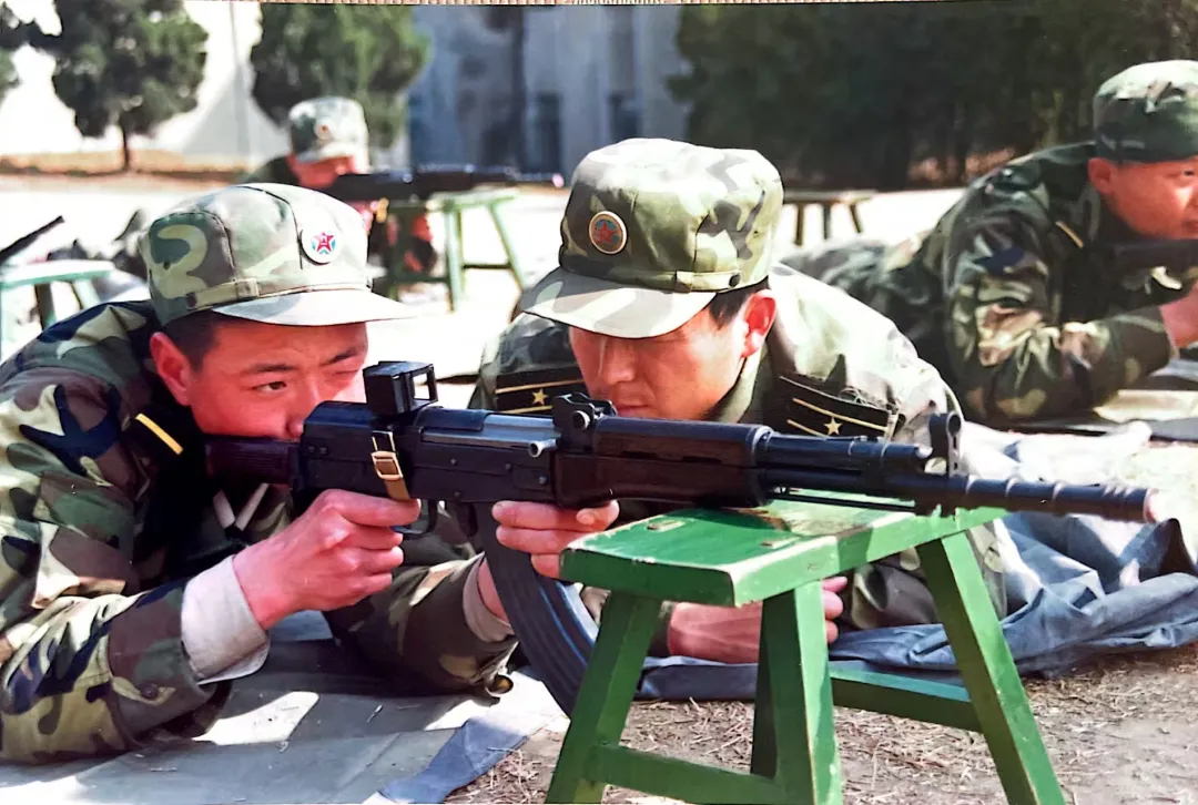 在新兵期间，我因相貌丑陋，两次被调离战斗班，受挫后我发奋努力，最终考上军校