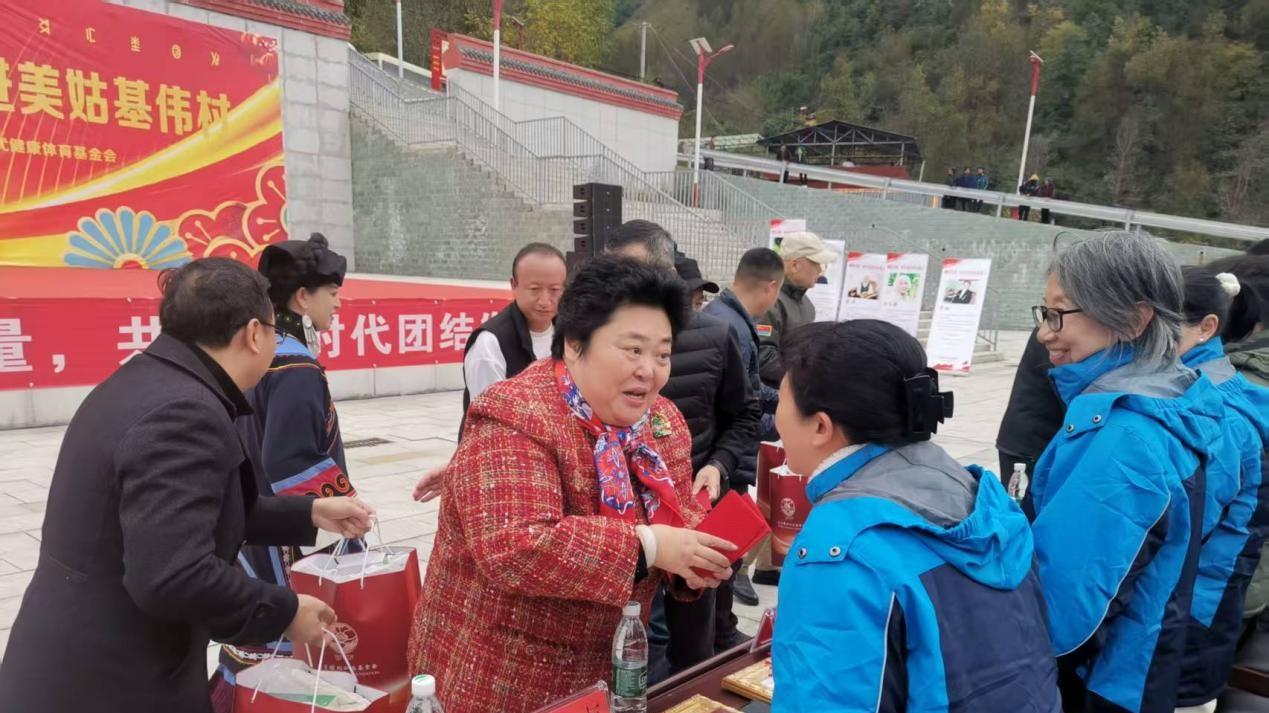 曜阳关爱行动暨大地流彩乡情艺术团走进美姑