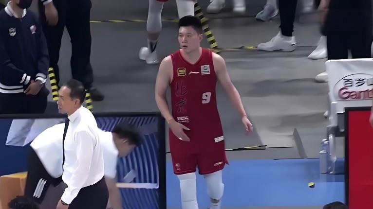 北京遭逆转心态崩了，不握手退场被许利民叫回，孙总大秋举动暖心