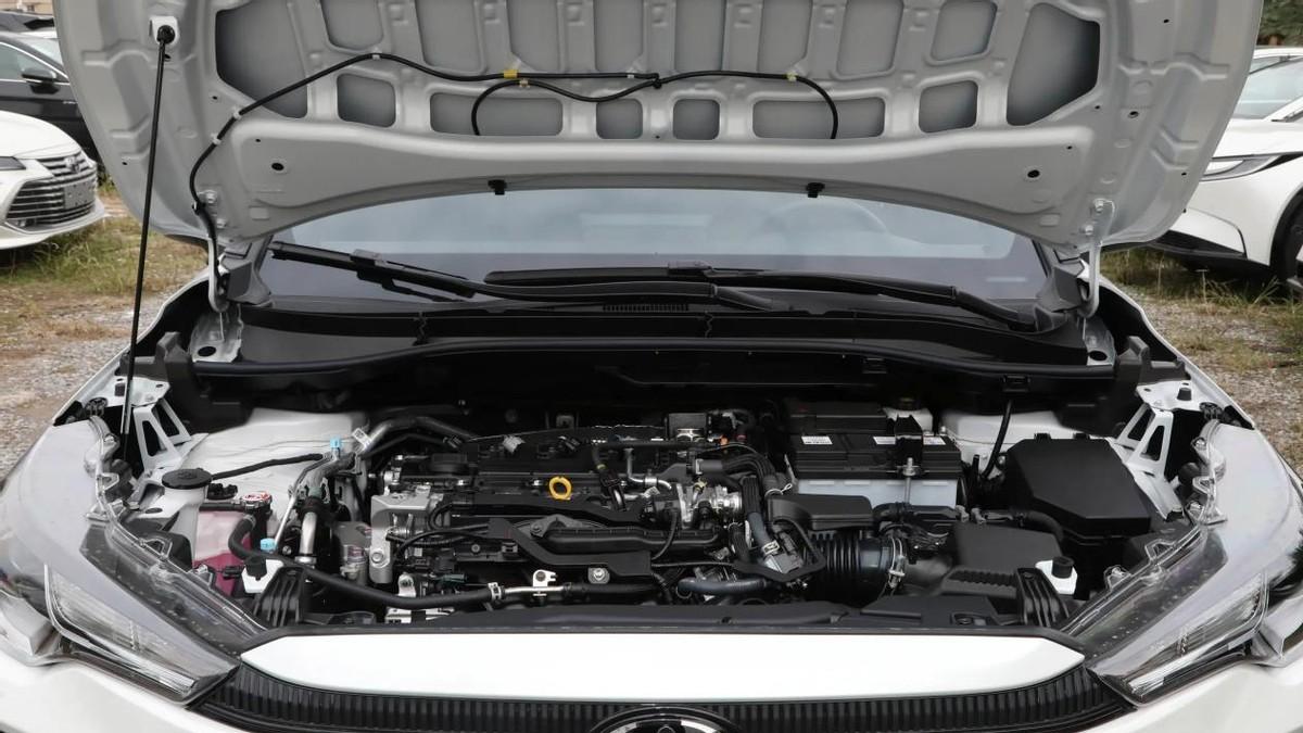 又是挤牙膏式升级？2026款卡罗拉锐放上市，9.68万起不带倒车雷达