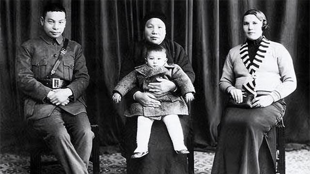 37年，蒋介石和两任妻子的合影，毛福梅坐在主位，宋美龄表情复杂