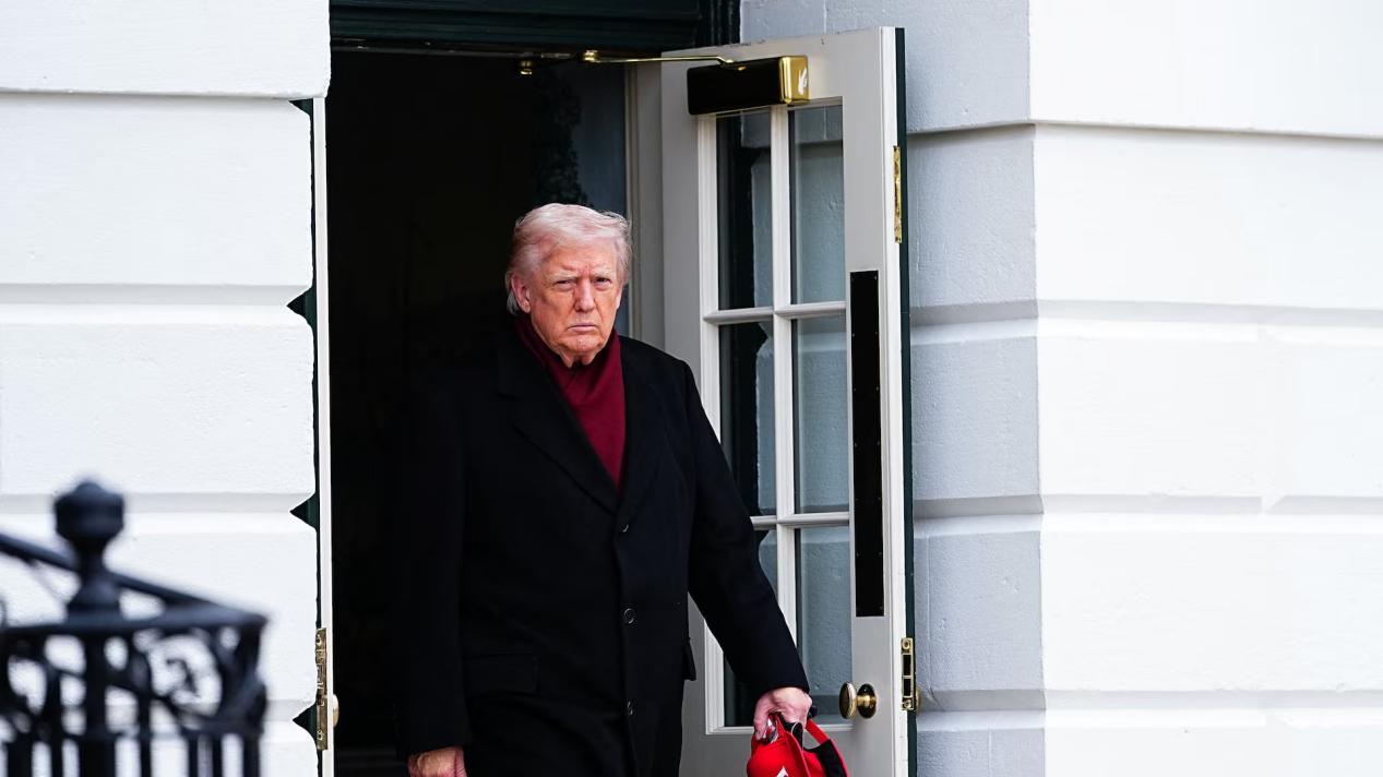 不藏了，特朗普甩出大招，欧洲盟友气得直跺脚