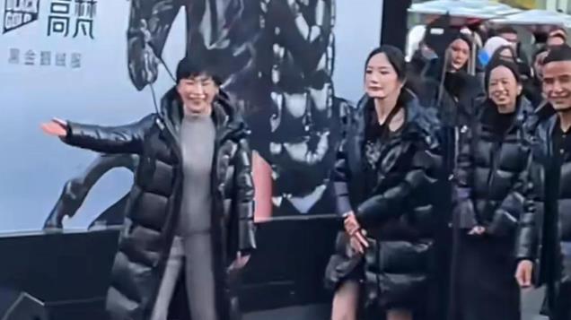 杨幂现身高梵品牌活动，并为其剪彩，穿羽绒服露腿真是美丽冻人