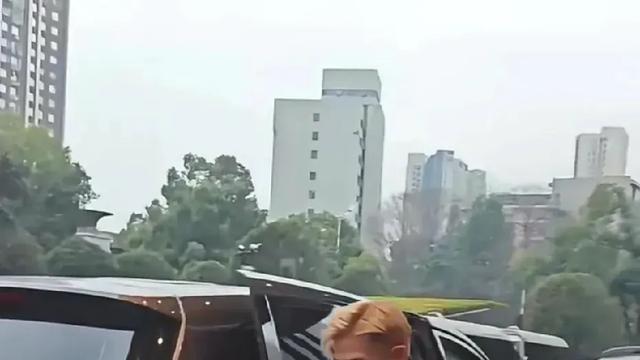 我的天啊，偶遇郭富城出去参加活动，本人60岁减30，打扮新潮时尚