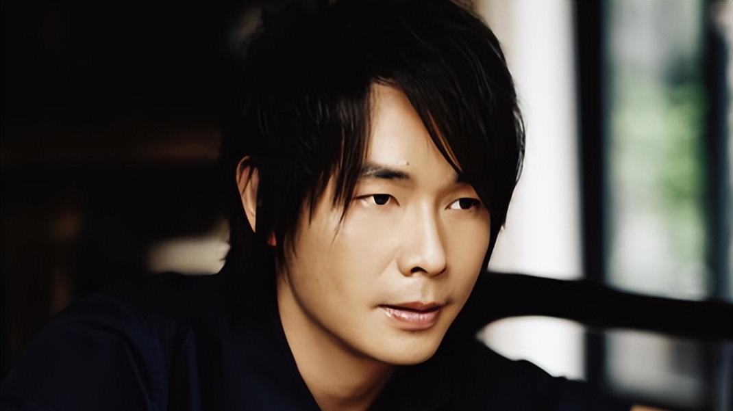 “情歌王子”黄品源，直至如今，《小薇》依然是许多人的KTV的必点金曲