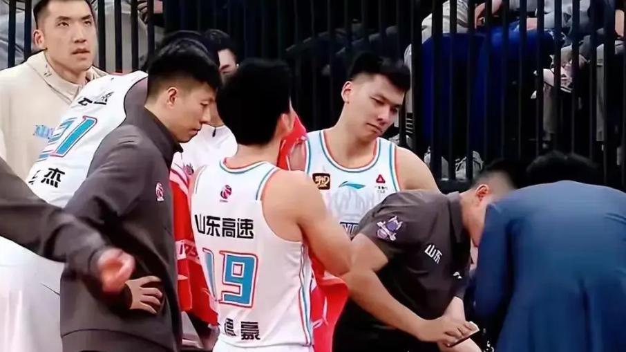 山东轰然倒下，CBA爆出大冷！林葳24分7板兑现天赋，辽宁第3有望