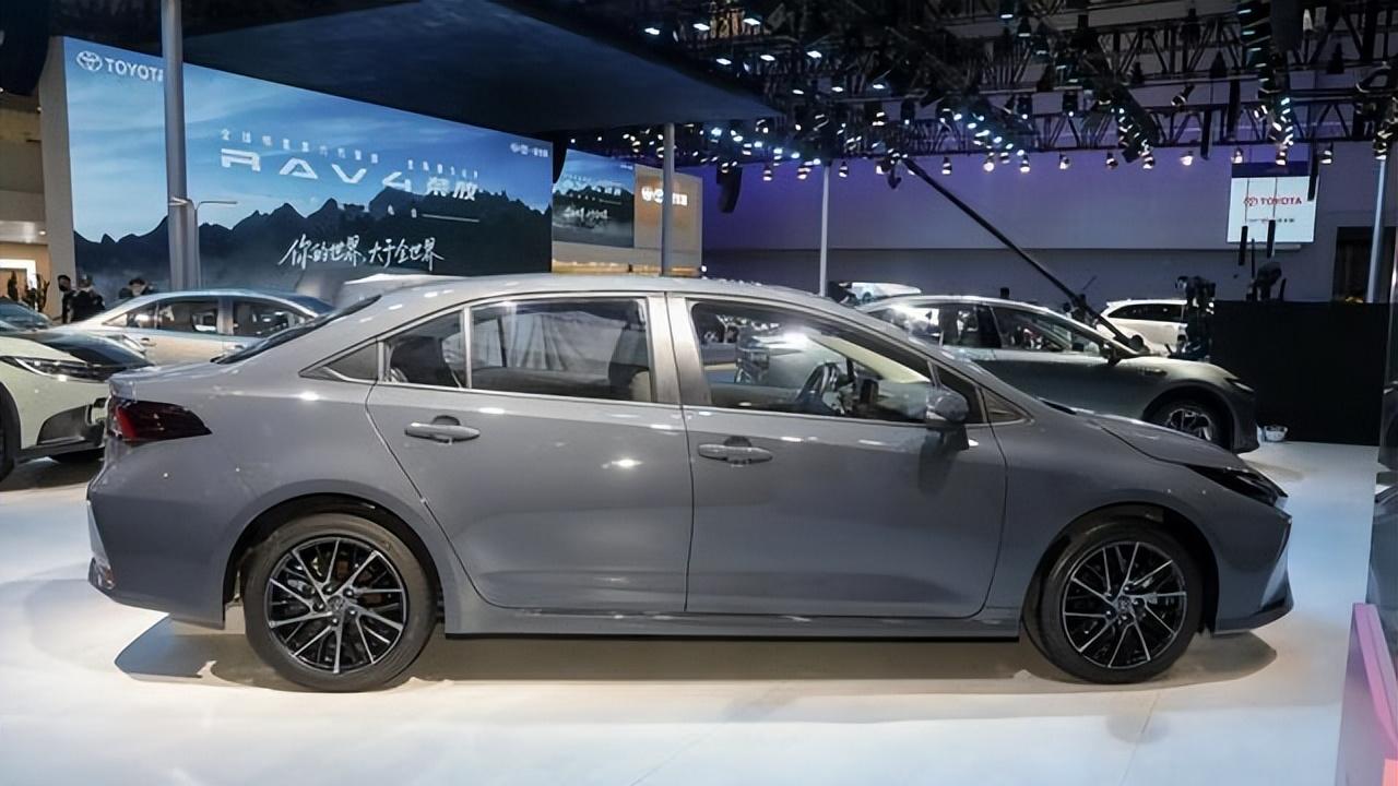 全新丰田卡罗拉将上市，座舱更精致，配2.0L或1.8L混动，轴距加长