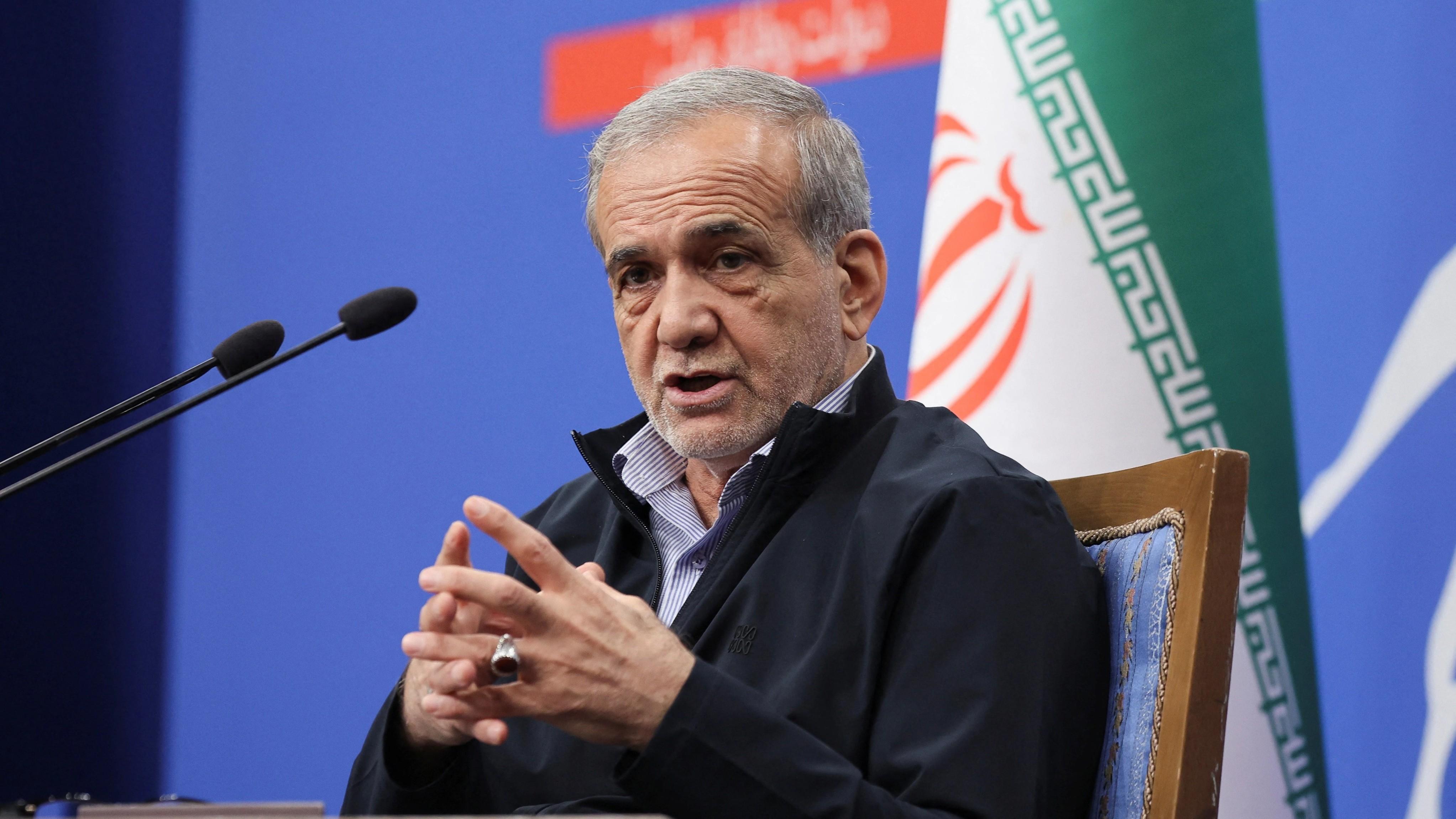 特朗普极限施压后，伊朗内部闹起来了，总统公开指责哈梅内伊