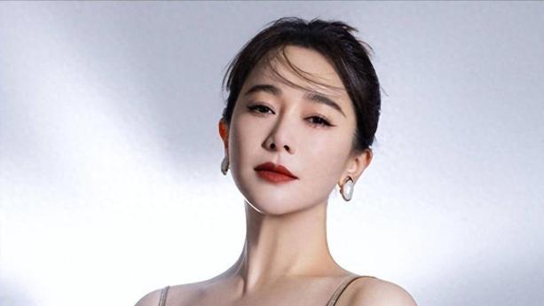 ​她曾经是获奖无数受人尊敬的国家体操队员，丰满的身材加上灵活的身姿，让她成为不少人心中的清纯女神