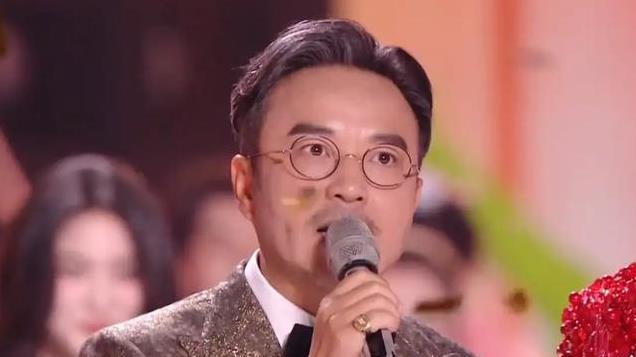 湖南跨年夜状况多：宋茜摔伤胳膊，汪涵声音哑了，王一博险象环生