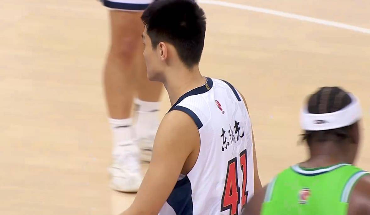 广东98-74迎8连胜！3名外援一共拿到57分，全队抢下46个篮板