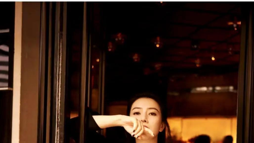 45岁高圆圆现状：穿“黑丝”看秀，看到生图我直呼赵又廷太有福气