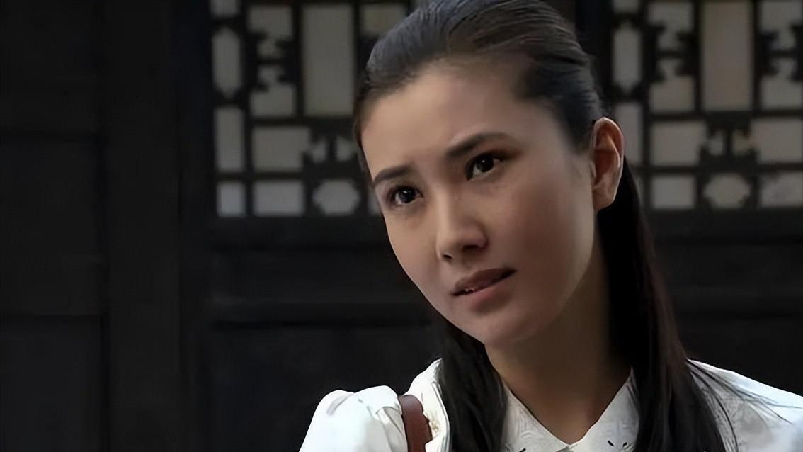 当年她败坏了印小天的名声，借此走红嫁给导演，如今怎么样了